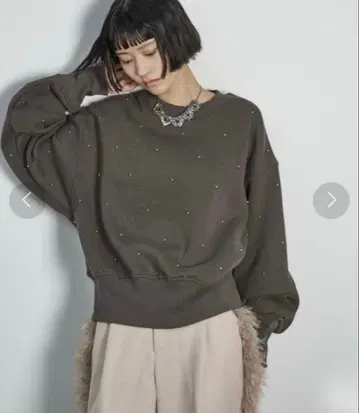 The YOn 도트 스터드 맨투맨 풀오버 차콜 그레이