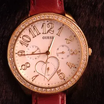 GUESS 크로노그래프 여성용 손목시계 큐빅 작동품