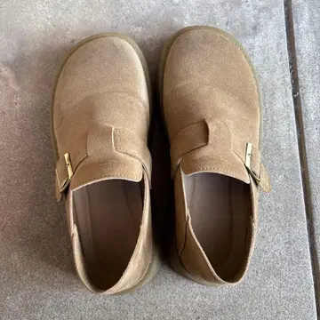 베이지 스웨이드 스트랩 로퍼