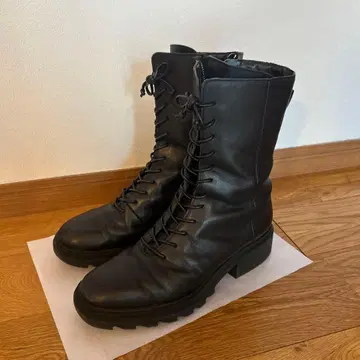 ZARA 블랙 가죽 미들 컷 부츠