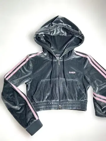 NERDY 벨벳 크롭 후디 트랙 탑