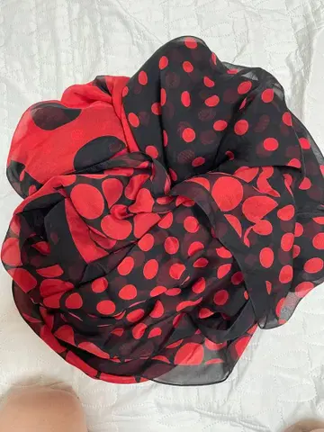 빨간색과 블랙의 도트 무늬 쉬폰 스톨