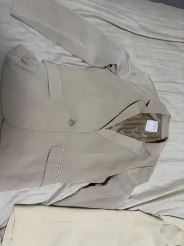 베이지 자켓과 크림 팬츠 세트