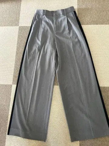 그레이 와이드 팬츠 사이드 블랙 라인