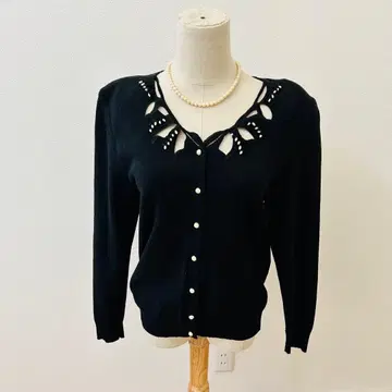 핑크하우스 니트 가디건 블랙 컷워크 펄 버튼