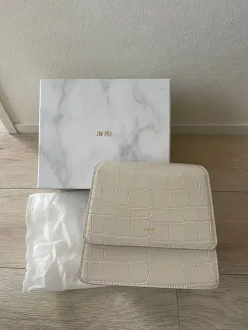 JW PEI 악어 엠보싱 숄더백