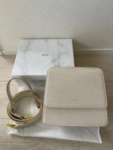 JW PEI 악어 엠보싱 숄더백