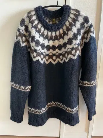 BATONER 네이비 페어아일 패턴 스웨터