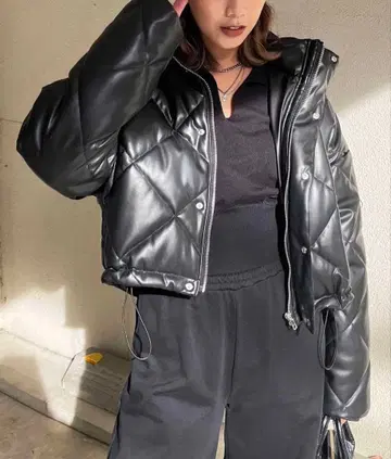 블랙 퀼팅 다운 자켓 후드 부착