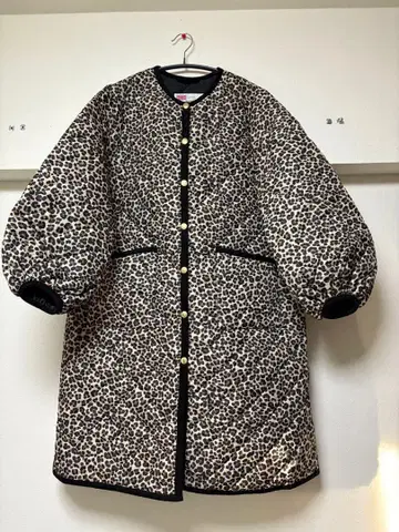 트래디셔널 웨더웨어 레오파드 무늬 칼라리스 퍼프 슬리브 퀼팅 코트