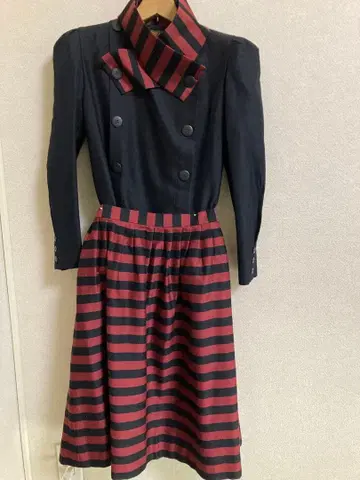 울.실크 혼방 소재 블랙과 빨간색 스트라이프 스커트 셋업