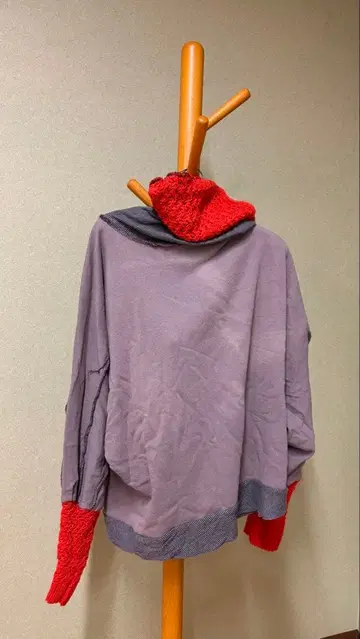 후드 부착 보라색과 빨간색 니트 스웨터