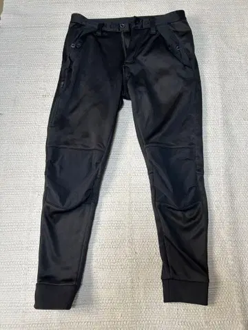 블랙 슬림핏 팬츠 지퍼 포켓 부착