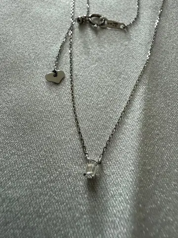 LK 살롱 에메랄드 컷 목걸이 WG