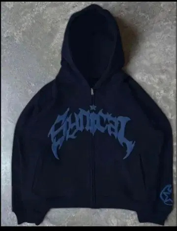 파란색 로고의 블랙 후드티