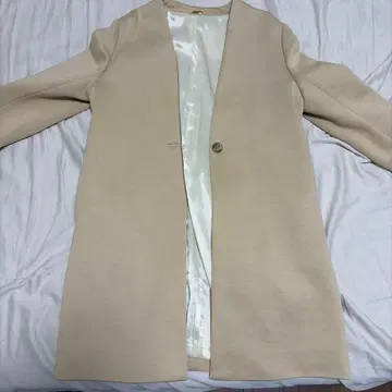 베이지 롱 코트 버튼 포함