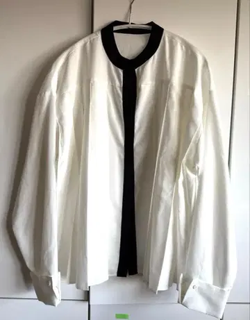 antiqua 플리츠 블라우스 화이트