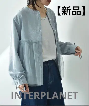 INTERPLANET 밴드 카라 펄 단추 소매 리본 튤 레이어드 블라우스
