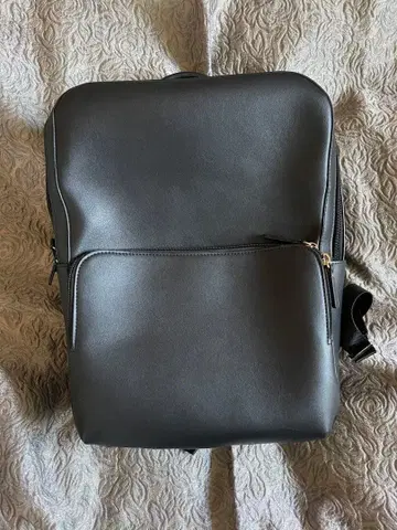 심플 블랙 백팩