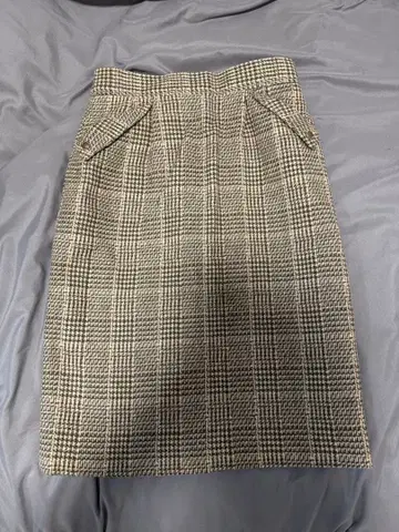 체크 무늬 타이트 스커트 무릎 기장