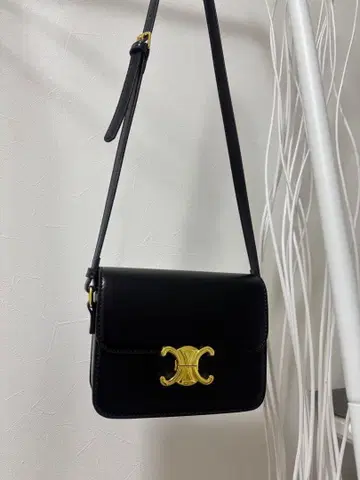 블랙 가죽 숄더백 골드 금장 장식