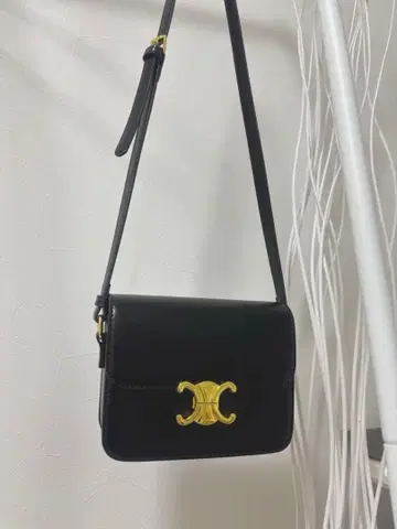 블랙 가죽 숄더백 골드 금장 장식