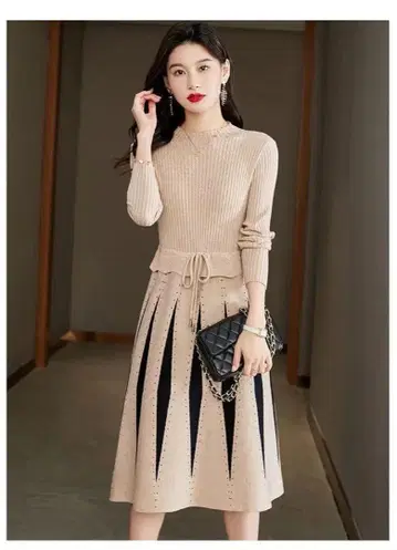 베이지 스트라이프 패턴 니트 원피스