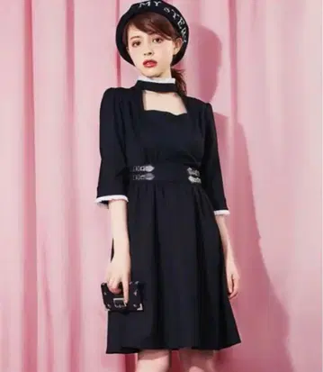 EATME 벨티드 데콜테 원피스 이토미