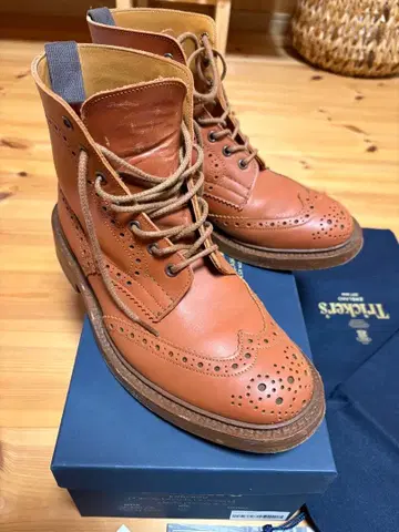 브라운 가죽 브로그 부츠 미드컷