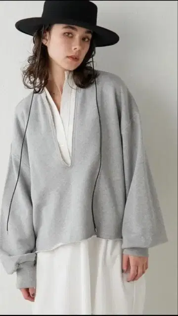 Whim Gazette 윔 가젯 맨투맨 V넥 풀오버