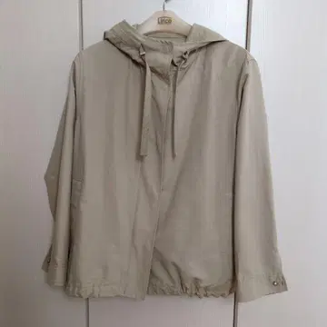 베이지 후드 부착 마운틴 파카