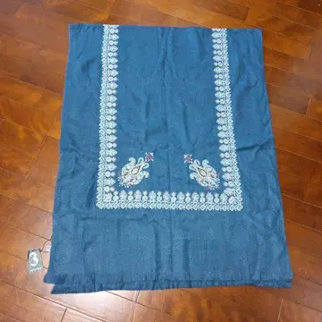 다크 블루 꽃무늬 자수 스톨