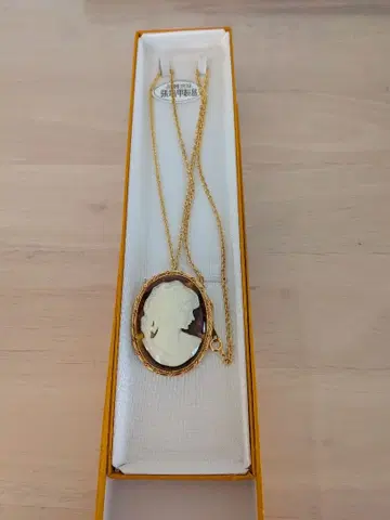 카메오 목걸이 브로치