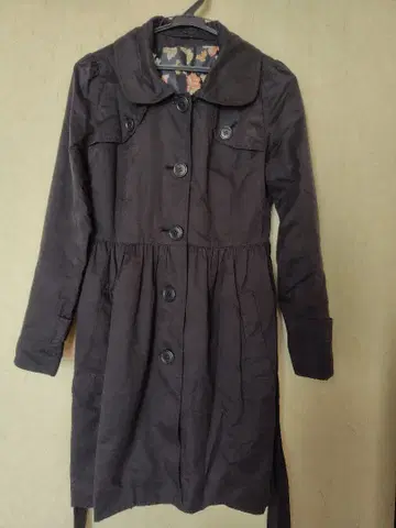 블랙 트렌치코트 플라워 무늬 안감