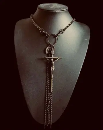 1점 장 폴 고티에 프린지 크로스 고딕 목걸이