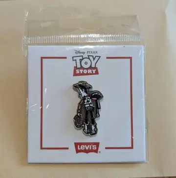 Levi's 토이 스토리 핀 배지 우디