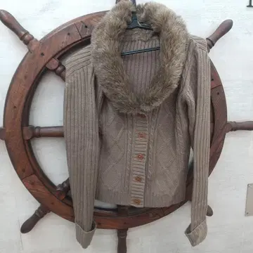 퍼 달린 베이지 니트 가디건