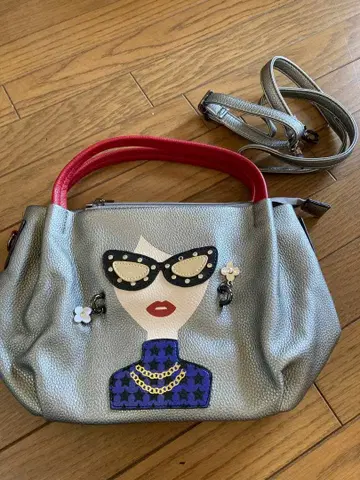 유니크 디자인 숄더백 은색