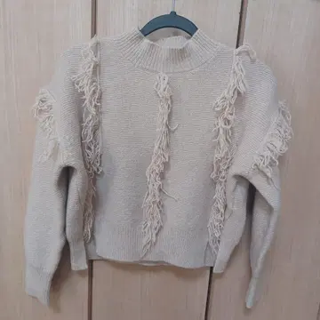 브라만 새상품급 프린지 디자인 하이넥 숏 기장 와이드 니트