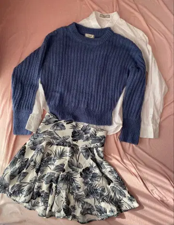 파란색 스웨터와 꽃무늬 스커트와 블라우스 세트