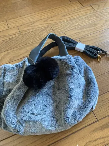 퍼 소재 그레이 숄더백 폼폼 포함