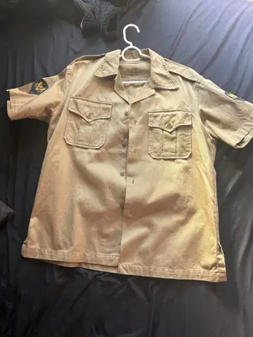 베이지 워크 셔츠 자수 패치 포함