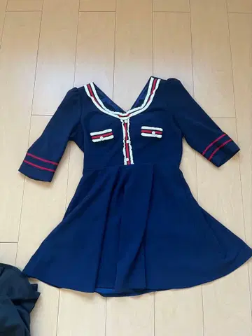 티카 네이비 V넥 플레어 드레스