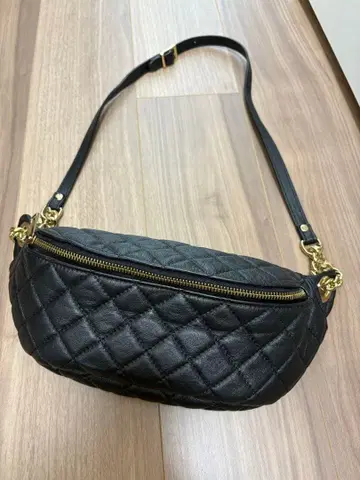 블랙 가죽 퀼팅 바디백 AULENTTI