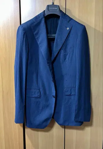 TAGLIATORE. Jacket. 48/7R