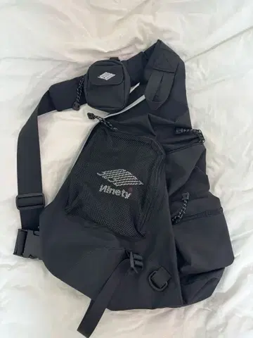 블랙 숄더백 메쉬 포켓 부착