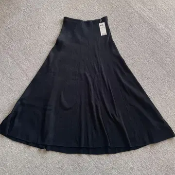 23구 미사용 새상품 택 포함 블랙 니트 플레어 스커트