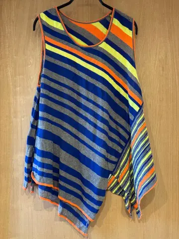 센소유니코 지우 스트라이프 슬리브리스 상의 티셔츠