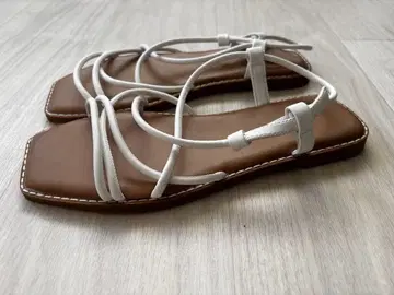 화이트 스트랩 브라운 밑창 샌들