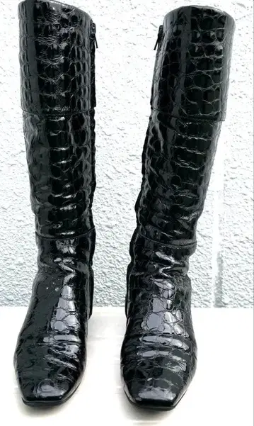 에나멜 가죽 악어 무늬 롱 부츠 FUTABAYA